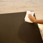 スタッフが丁寧にマットを拭きする様子