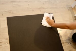 スタッフが丁寧にマットを拭きする様子