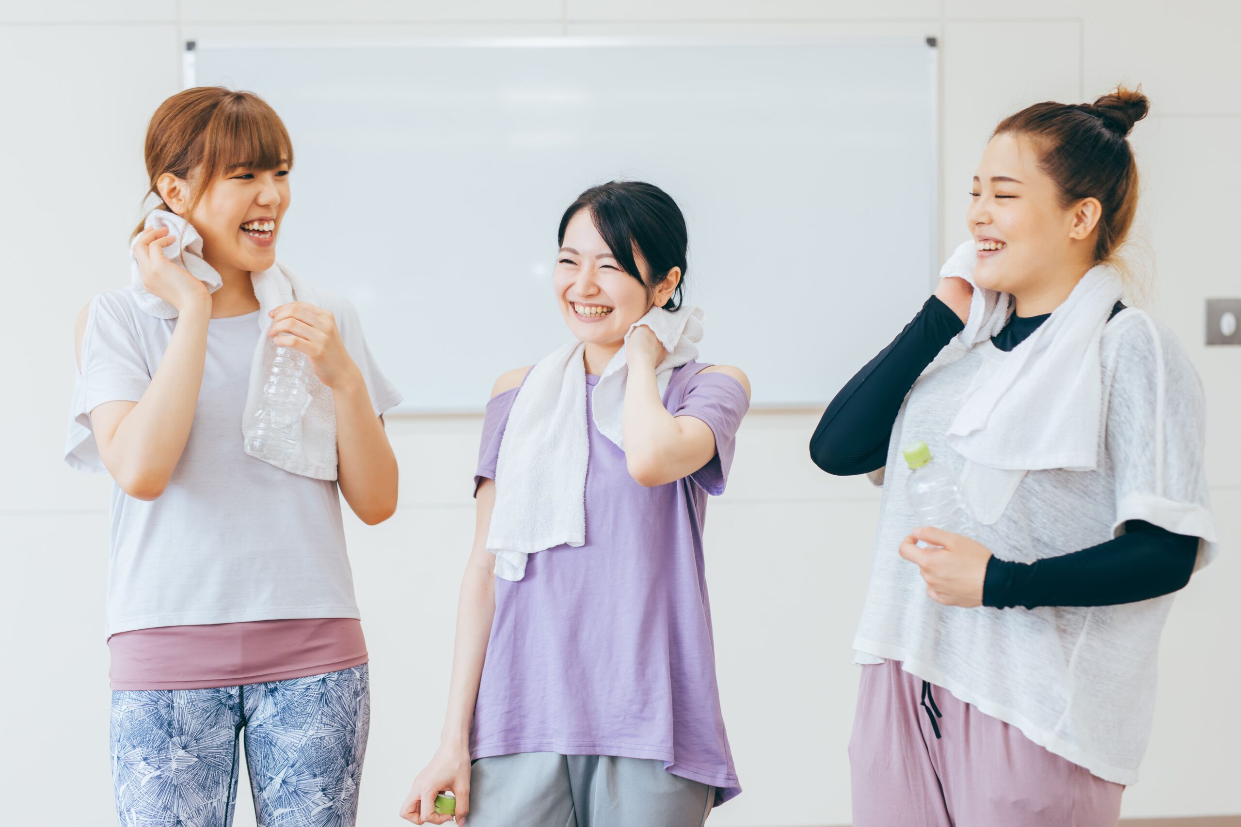 スタジオでの会話シーン