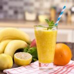 果物やスムージーなどが並ぶヘルシーな食材が並ぶ手テーブル