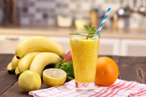 果物やスムージーなどが並ぶヘルシーな食材が並ぶ手テーブル